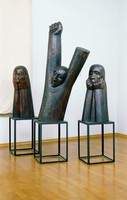 Memorial, Skulpturengruppe, 1977/78, Holz, linke Figur: H:&nbsp;87&nbsp;cm , mittlere Figur: H:&nbsp;152&nbsp;cm, rechte Figur H:88&nbsp;cm, Leipzig, Kunstsammlung der Universität